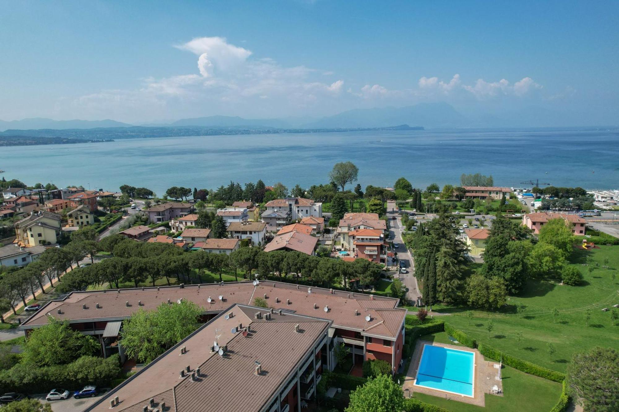 Breeze Apartment Desenzano del Garda Exterior foto